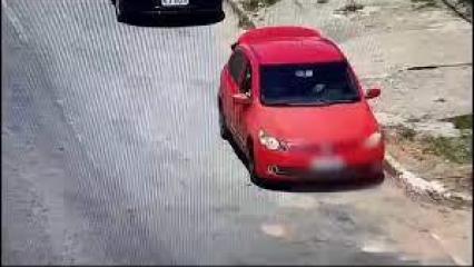 Câmera flagra 16 pessoas saindo de carro; vídeo